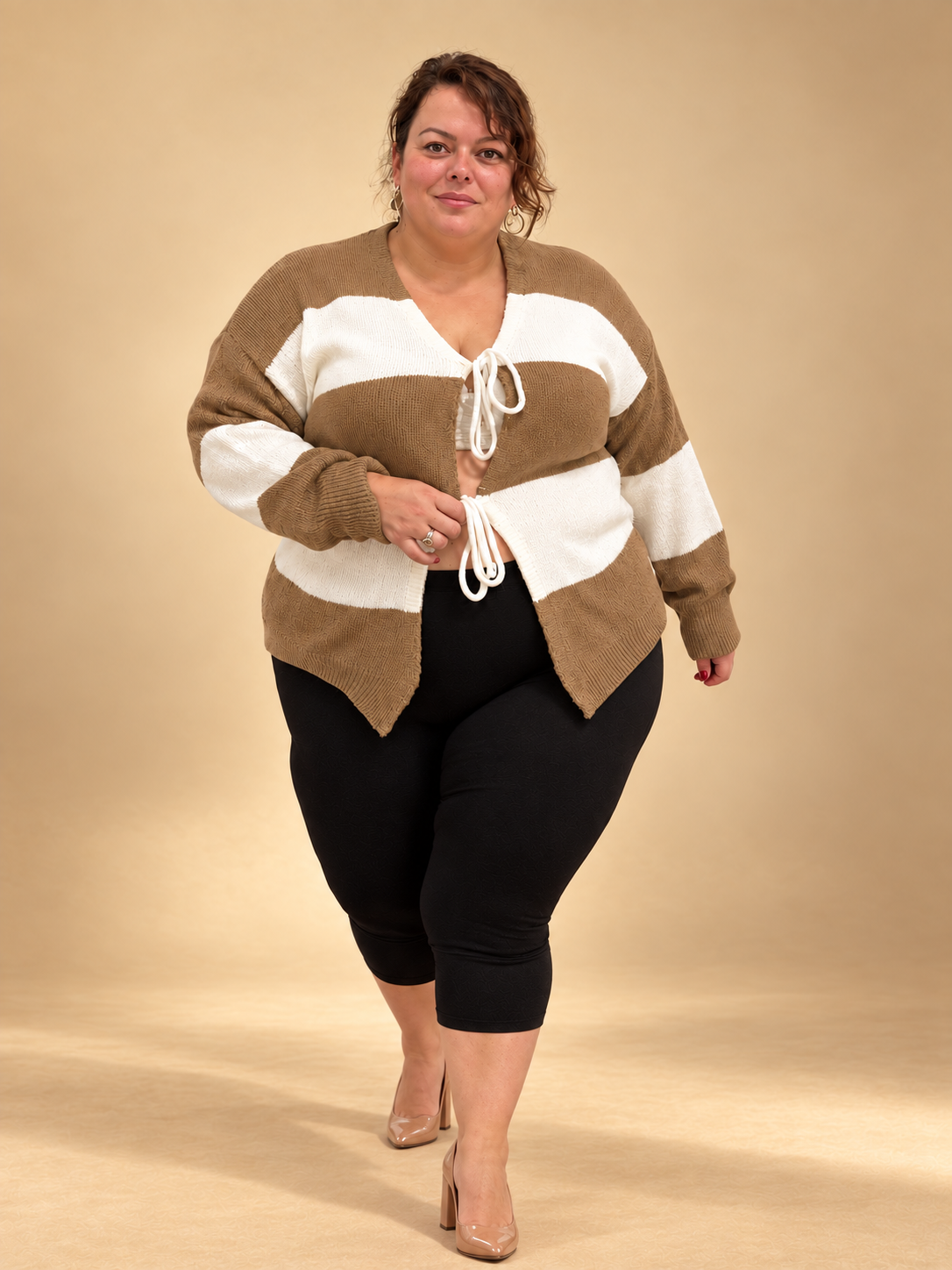 Cardigan marinière à nouer camel et ivoire porté