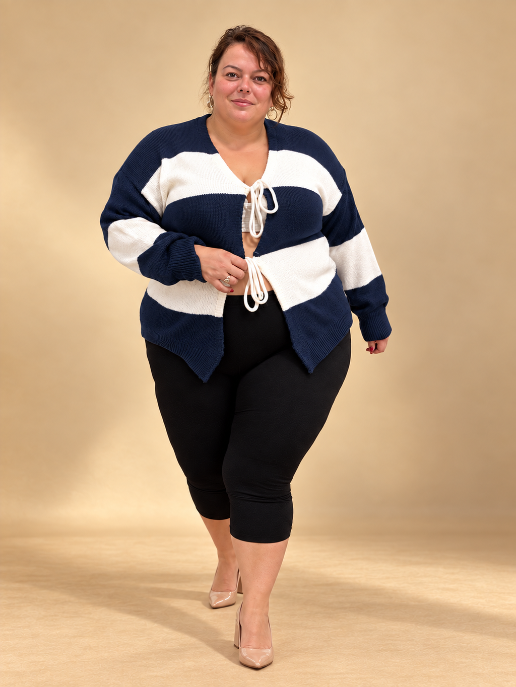 Cardigan marinière à nouer bleu marine et ivoire porté