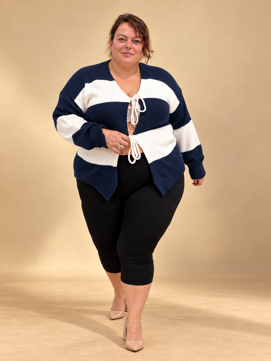 Cardigan marinière à nouer bleu marine et ivoire porté