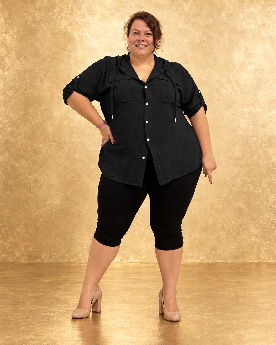 Chemise à capuche viscose noire portée
