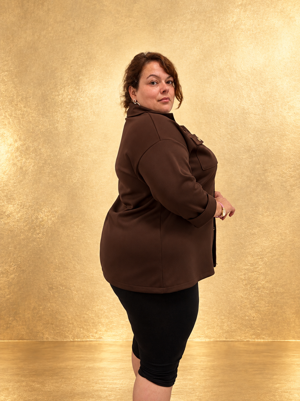 Chemise viscose épaisse chocolat portée de profil