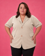 Chemisier fluide beige grande taille porté de face