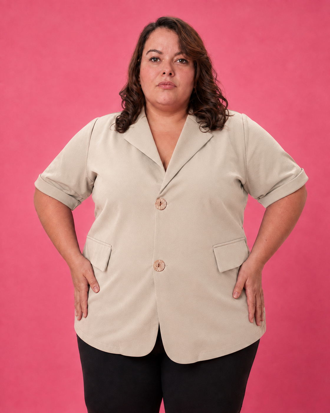 Chemisier fluide beige grande taille porté de face