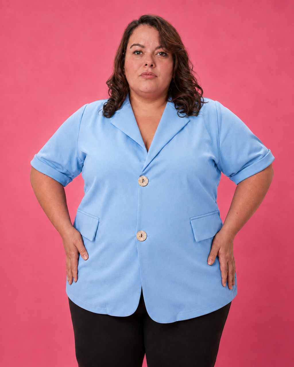 Chemisier fluide bleu ciel grande taille porté de face