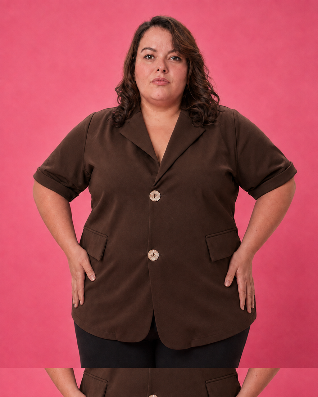 Chemisier fluide chocolat grande taille porté de face