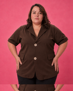Chemisier fluide chocolat grande taille porté de face