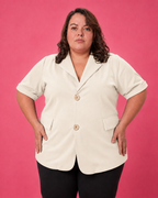 Chemisier fluide écru grande taille porté de face