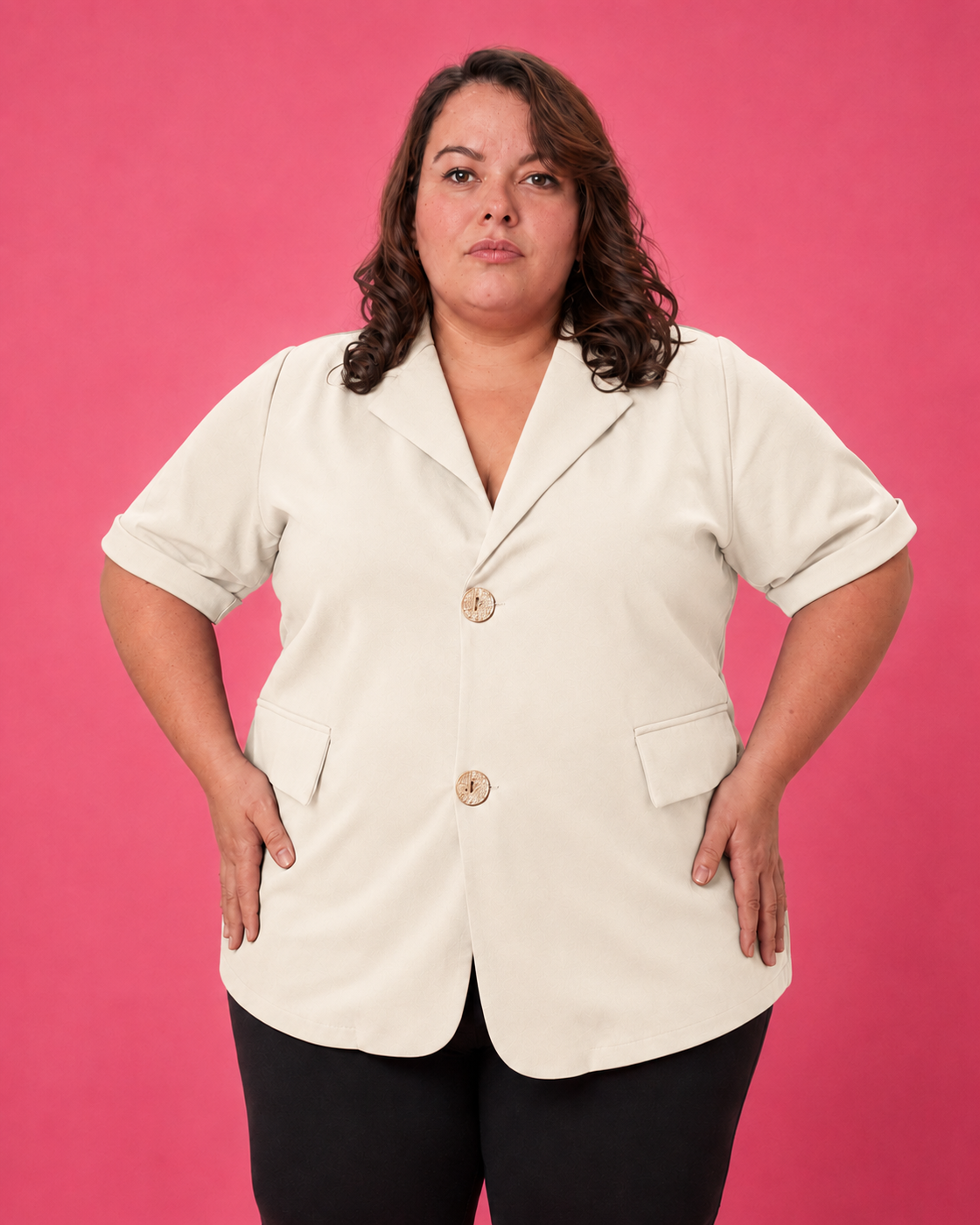 Chemisier fluide écru grande taille porté de face