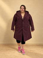 Manteau Gabin bordeaux porté de face.