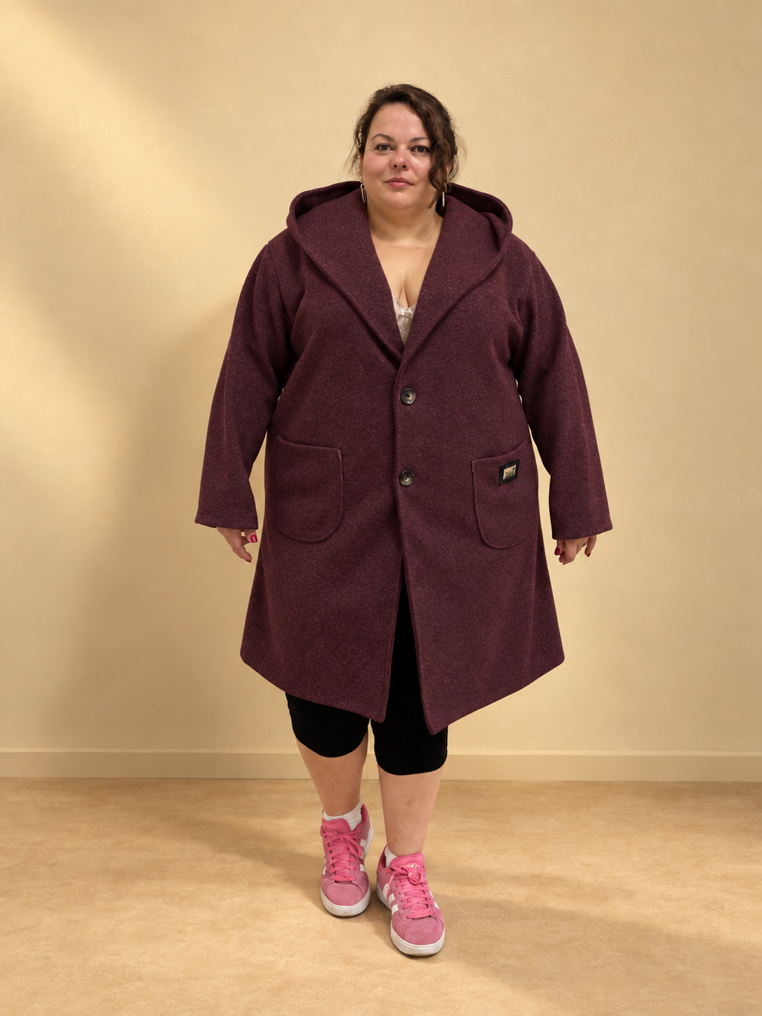 Manteau Gabin bordeaux porté de face.