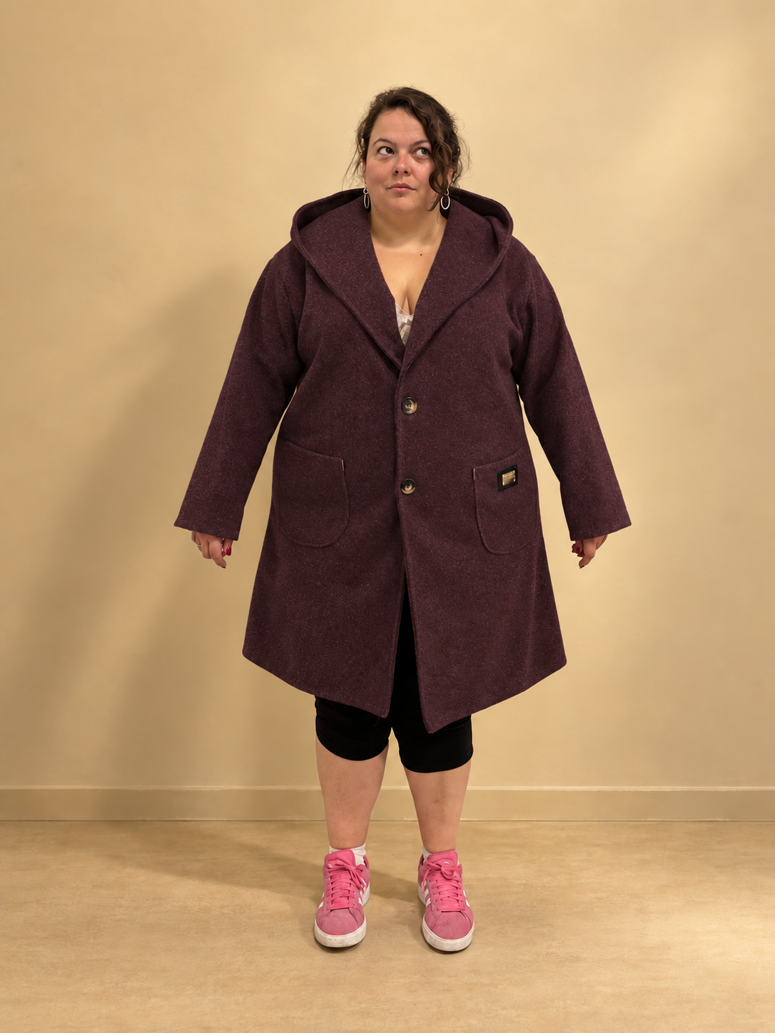 Manteau Gabin bordeaux porté de face, pose alternative.