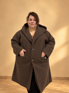 Manteau Gabin chocolat, vue rapprochée des poches et de la capuche.
