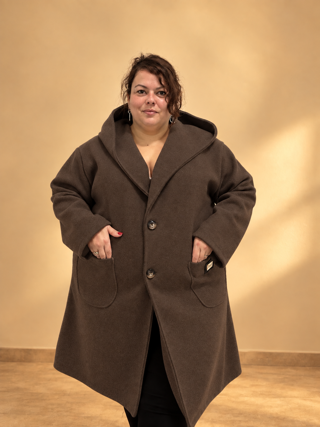 Manteau Gabin chocolat, vue rapprochée des poches et de la capuche.