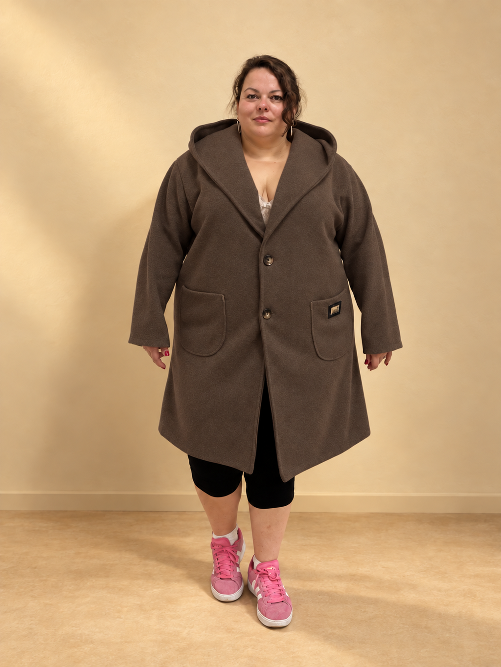 Manteau Gabin chocolat porté de face.