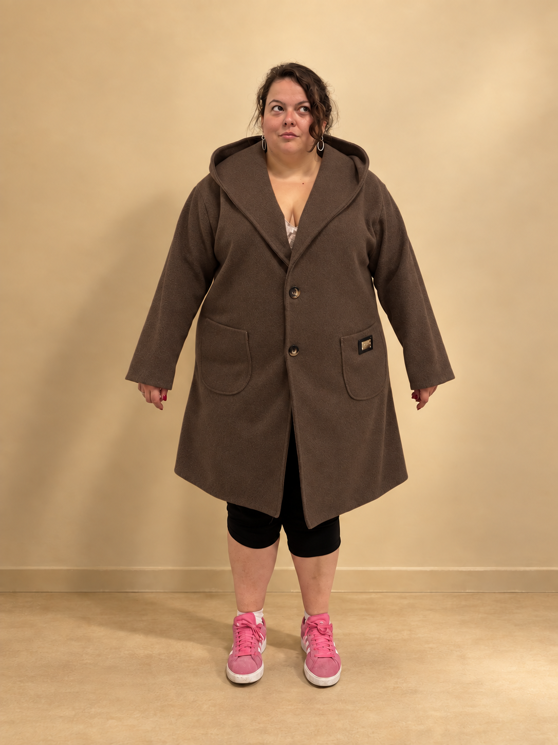 Manteau Gabin chocolat porté de face, pose alternative.