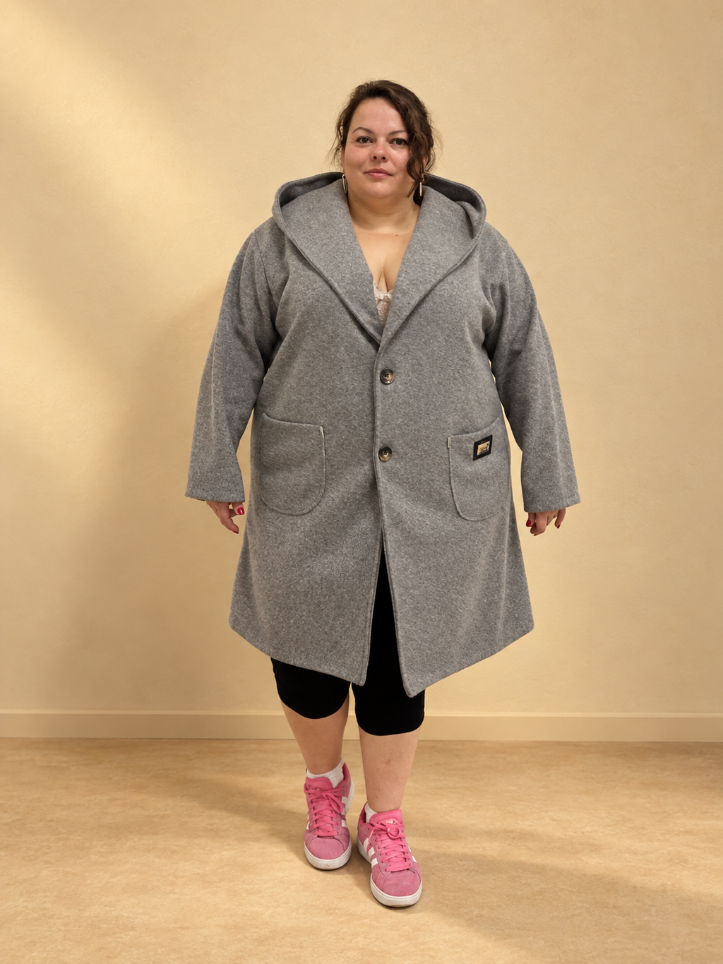 Manteau Gabin gris porté de face.