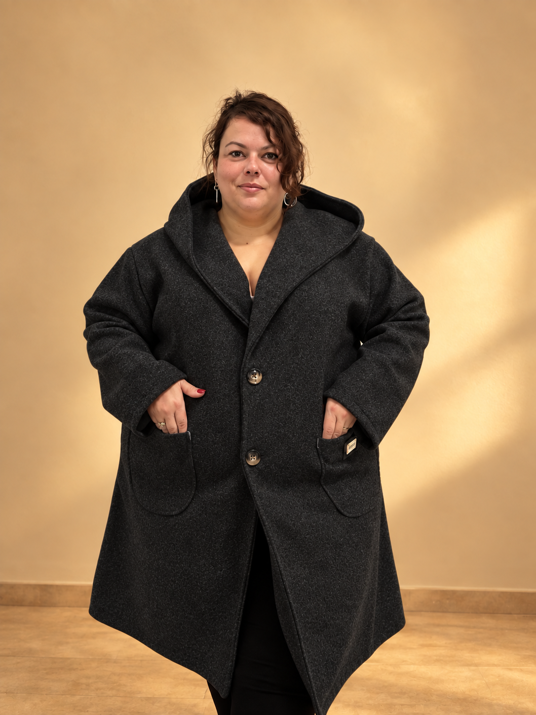 Manteau Gabin noir, vue rapprochée des poches et de la capuche.