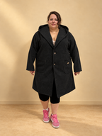 Manteau Gabin noir porté de face.