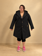 Manteau Gabin noir porté de face, pose alternative.