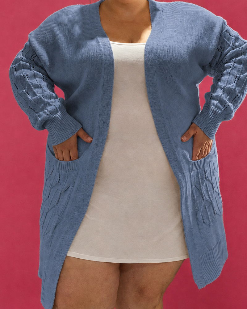 Gilet long en maille ajourée bleu encre grande taille porté