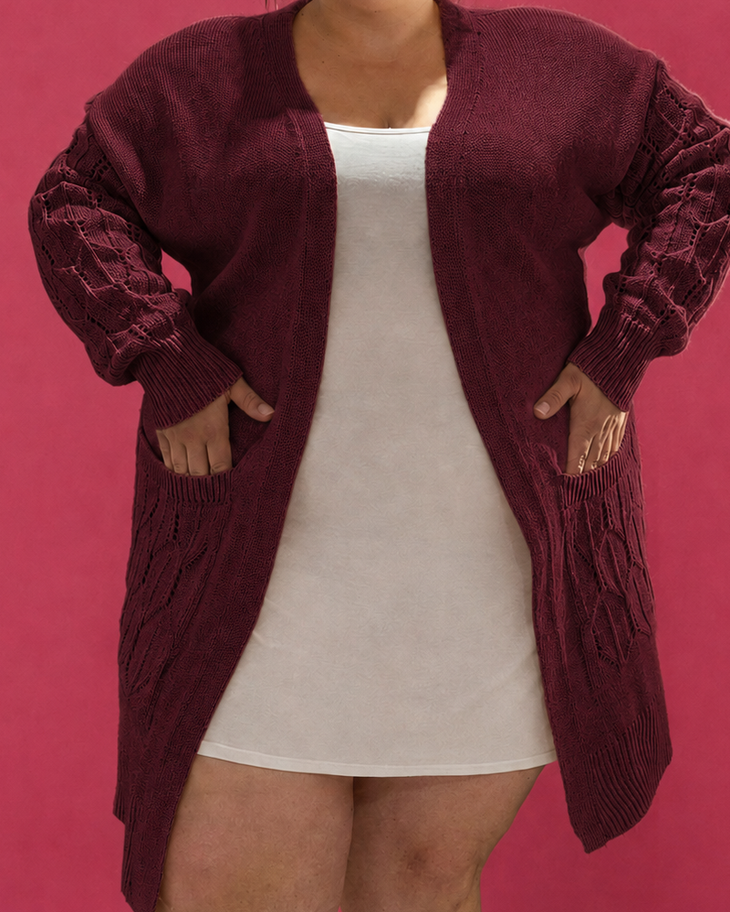Gilet long en maille ajourée bordeaux grande taille porté