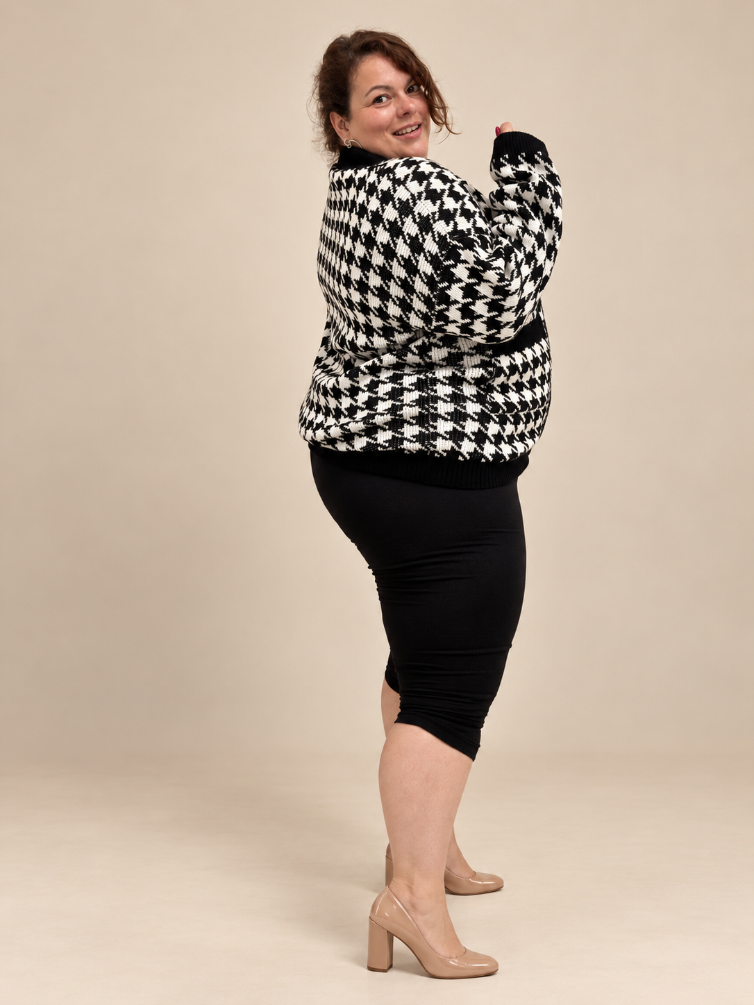 Gilet pied-de-poule noir et blanc, pose dynamique