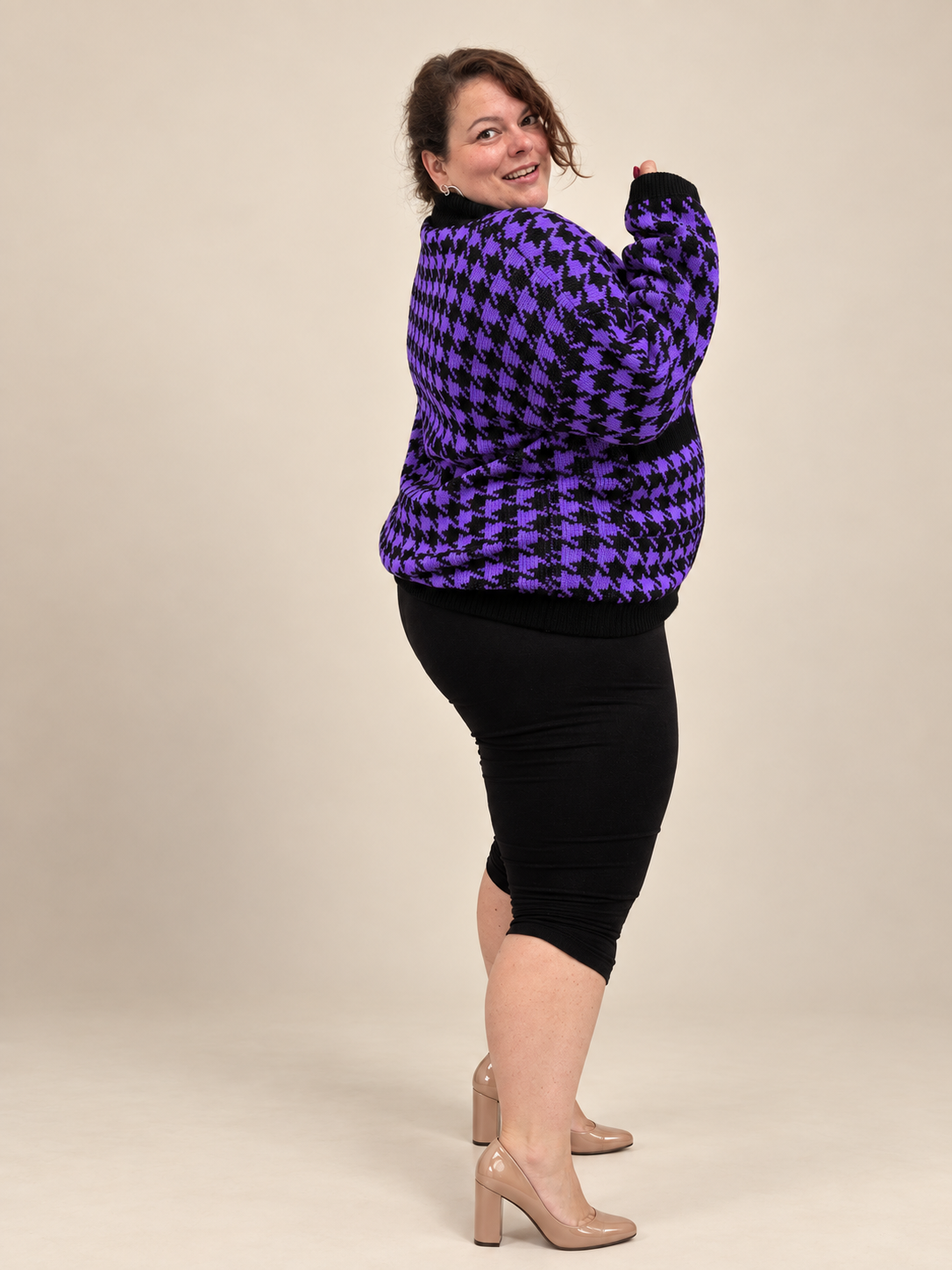 Gilet pied-de-poule noir et violet, pose dynamique