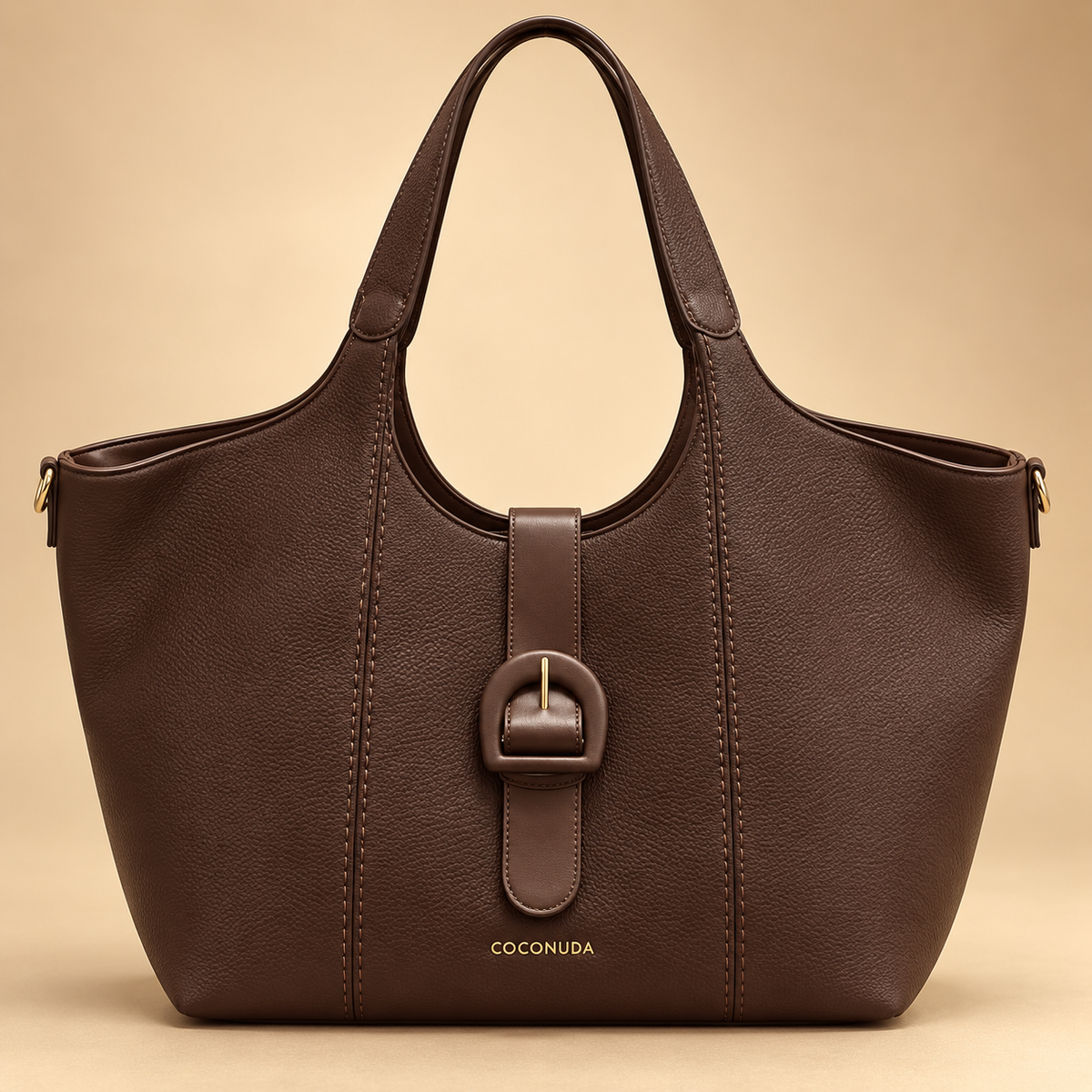 Grand cabas à boucle chocolat sur fond beige doré