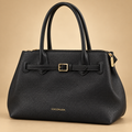 Grand sac ceinturé noir sur fond beige doré
