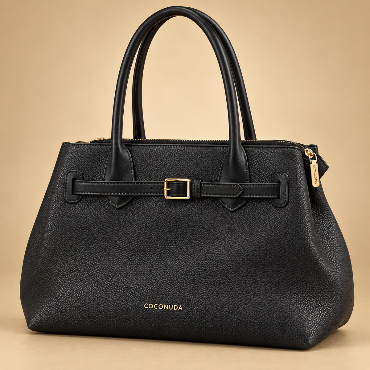 Grand sac ceinturé noir sur fond beige doré