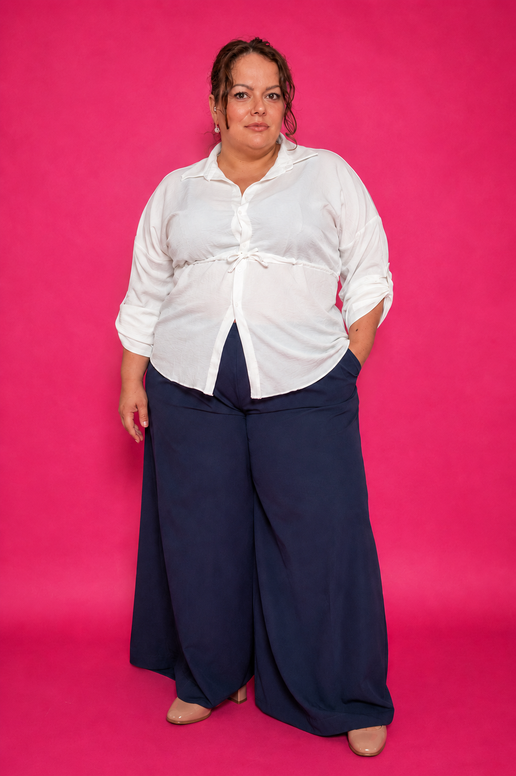 Pantalon palazzo bleu marine grande taille porté de face