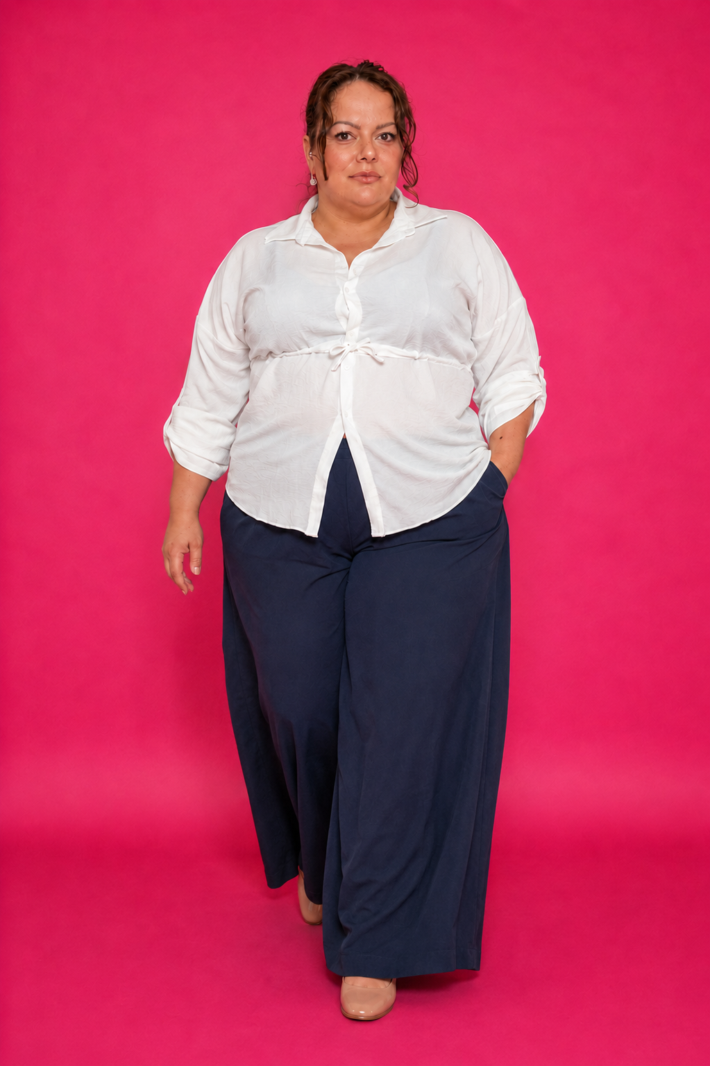 Pantalon palazzo bleu marine grande taille porté en mouvement