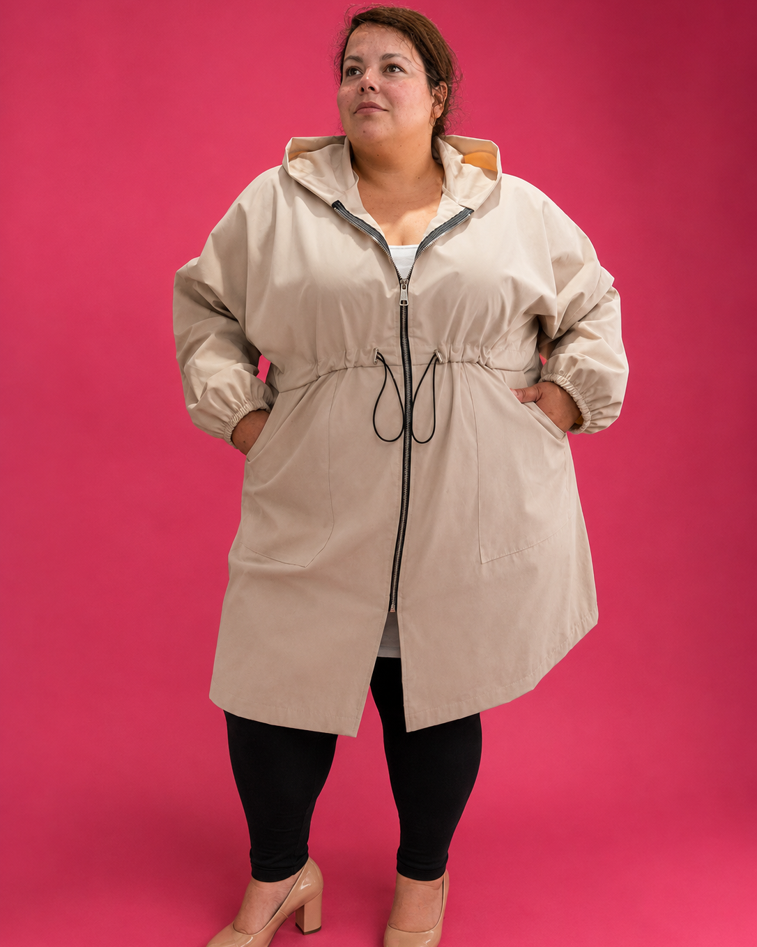 Parka longue déperlante beige grande taille portée de face