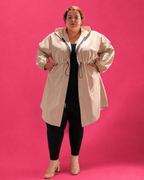 Parka longue déperlante beige grande taille portée ouverte
