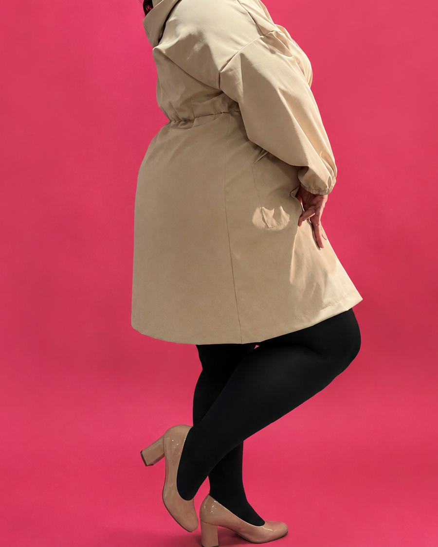 Détail du volume et de la longueur de la parka déperlante beige grande taille