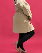 Détail du volume et de la longueur de la parka déperlante beige grande taille