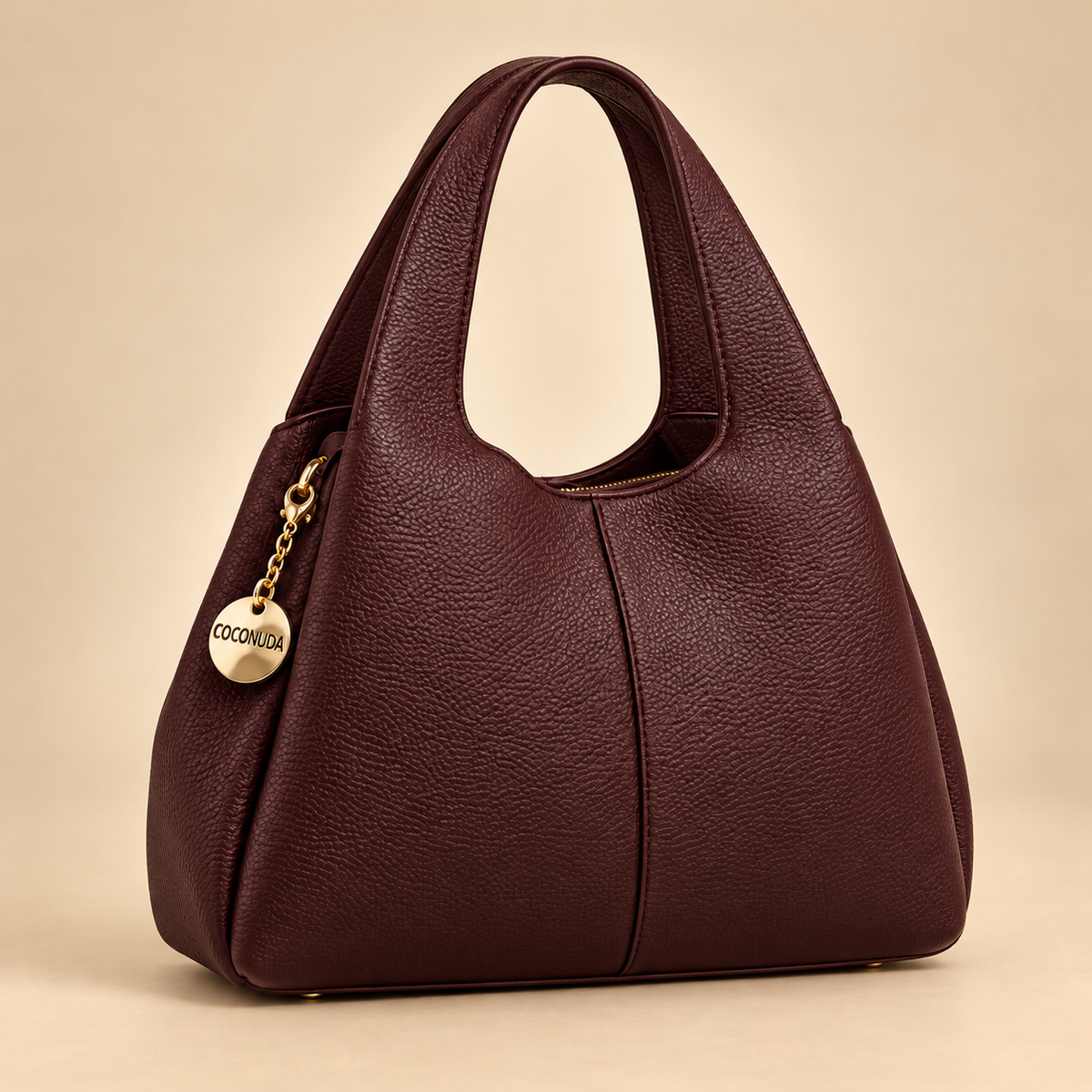 Petit sac souple grainé bordeaux sur fond beige doré