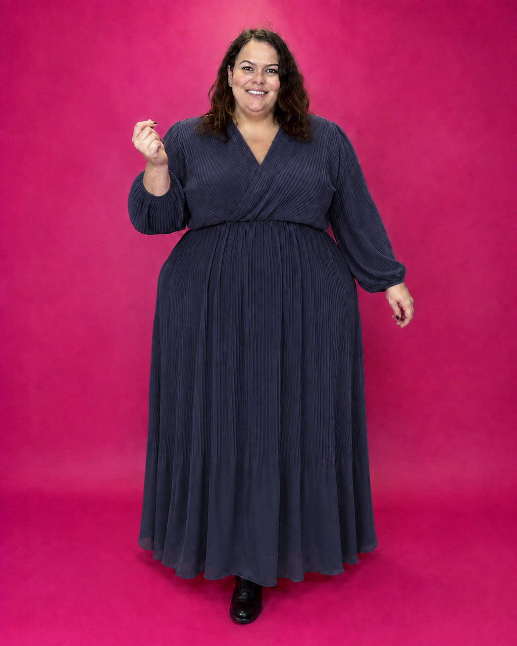 Robe longue cache-cœur plissée bleu électrique grande taille portée