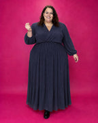 Robe longue cache-cœur plissée bleu électrique grande taille portée