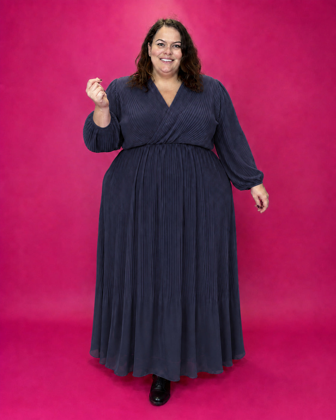 Robe longue cache-cœur plissée bleu électrique grande taille portée