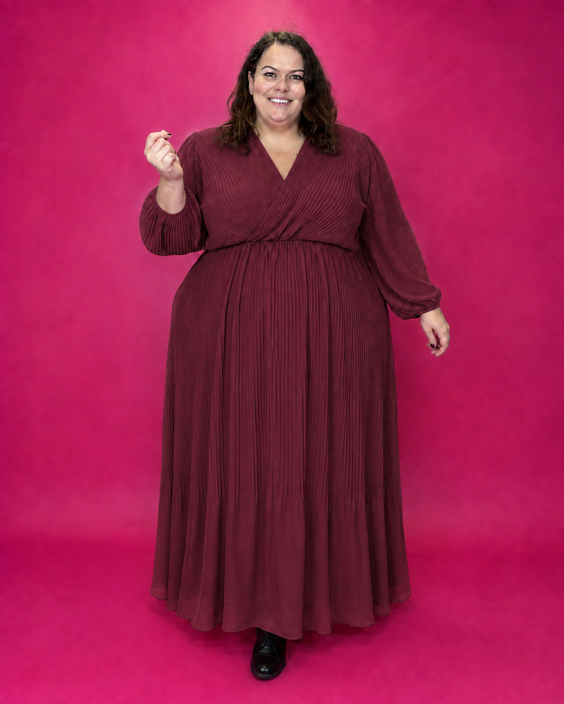Robe longue cache-cœur plissée bordeaux grande taille portée