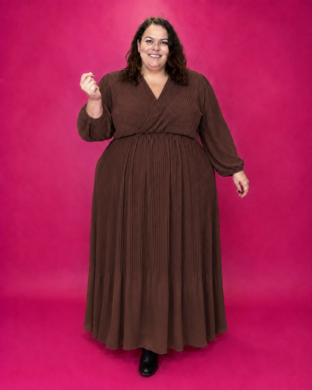 Robe longue cache-cœur plissée chocolat grande taille portée