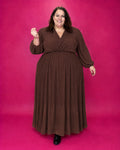 Robe longue cache-cœur plissée chocolat grande taille portée