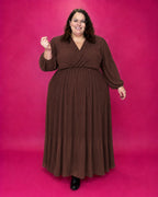 Robe longue cache-cœur plissée chocolat grande taille portée