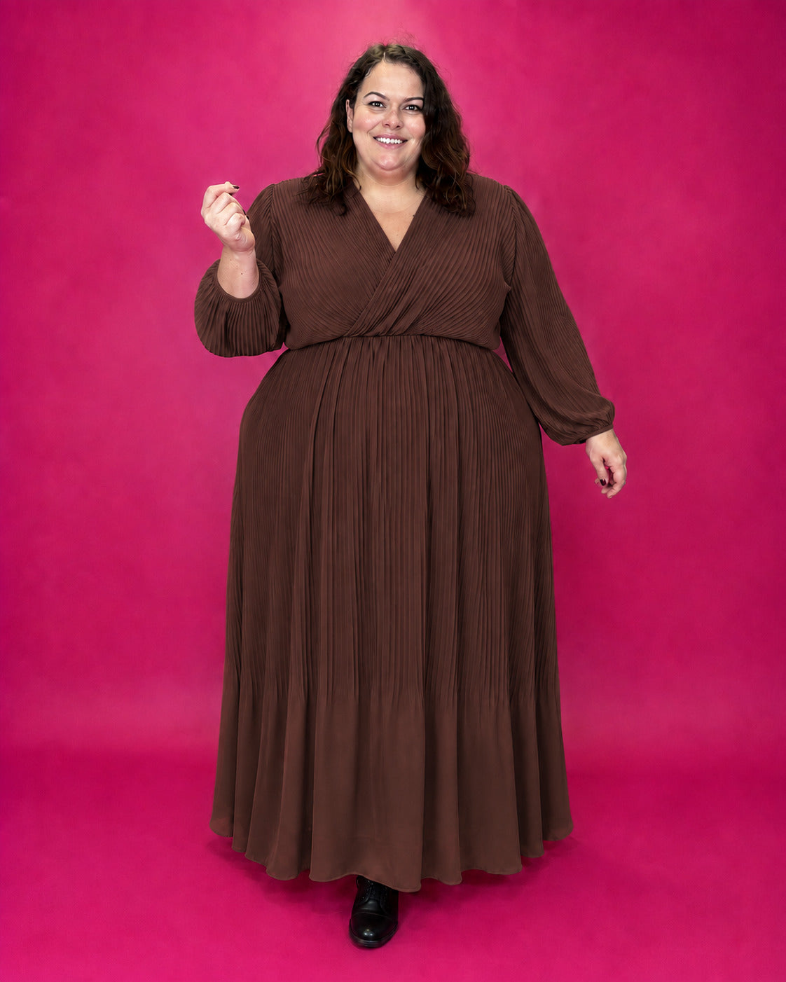 Robe longue cache-cœur plissée chocolat grande taille portée