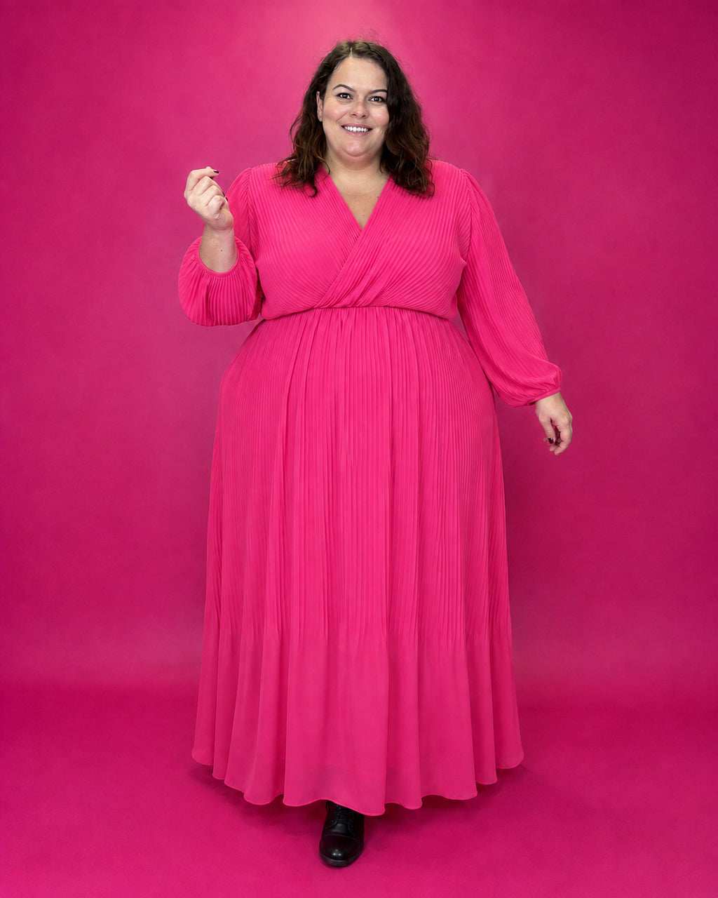 Robe longue cache-cœur plissée fuchsia grande taille portée