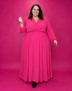 Robe longue cache-cœur plissée fuchsia grande taille portée