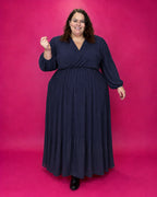 Robe longue cache-cœur plissée marine grande taille portée