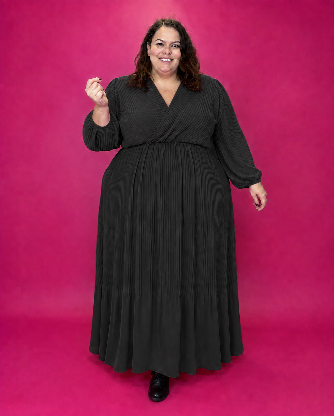 Robe longue cache-cœur plissée noire grande taille portée
