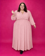 Robe longue cache-cœur plissée rose poudré grande taille portée